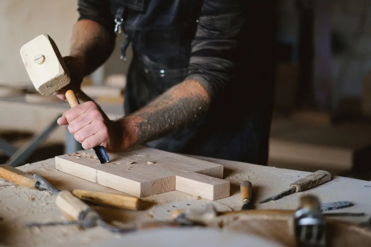 Menuisier travaillant le bois au ciseau