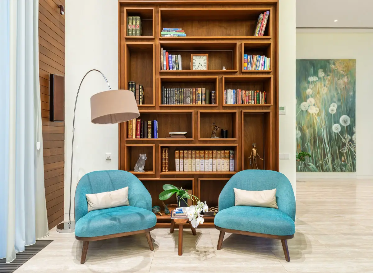 Coin lecture devant une bibliothèque en bois