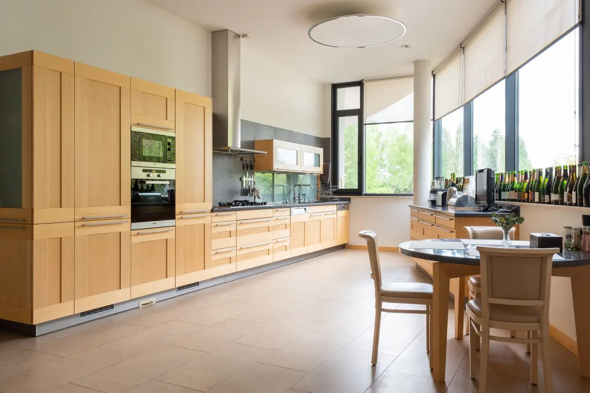 Cuisine linéaire en bois clair
