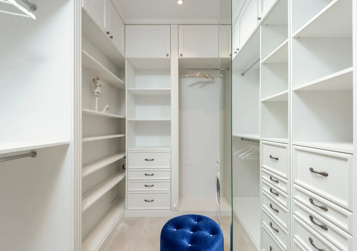 Armoire dressing blanche avec étagères, penderie et tiroirs