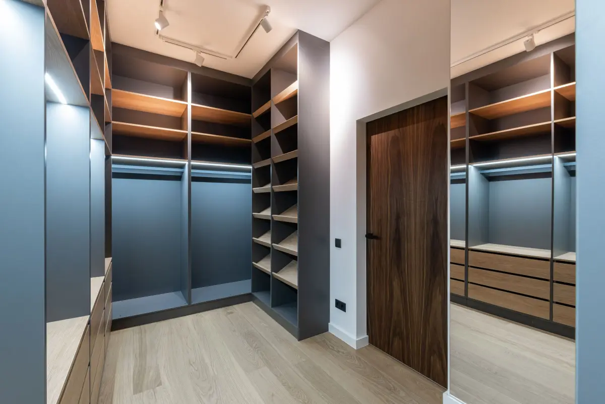 Dressing de suite parentale en bois avec éclairage intégré