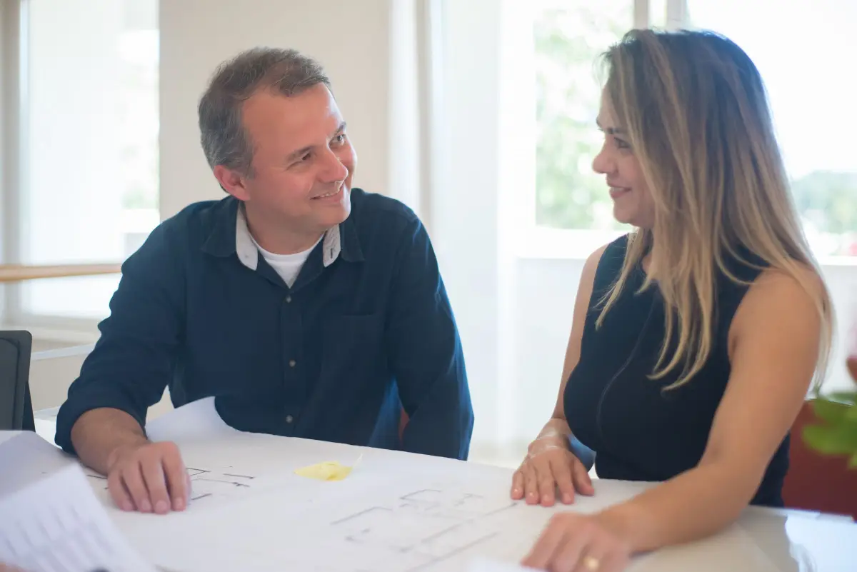Concepteur AND CONCEPT présentant des plans à une cliente