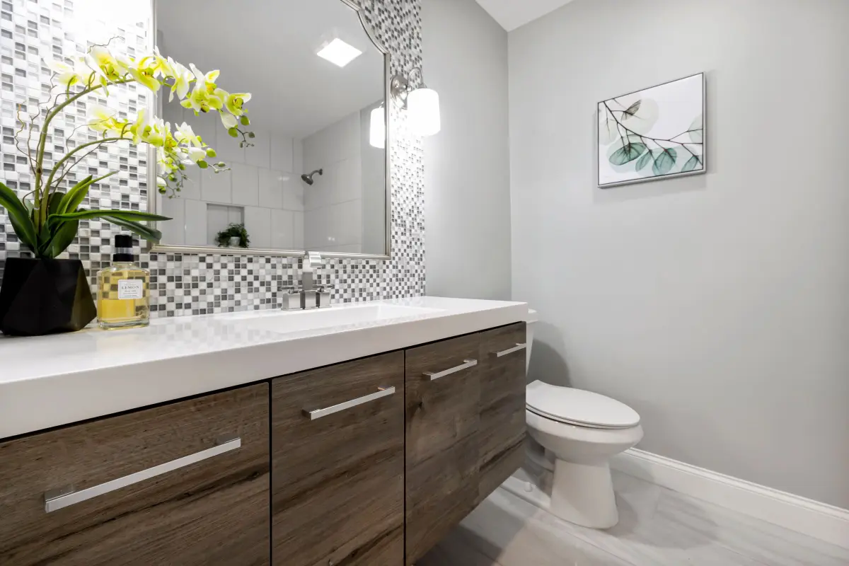 Salle de bains avec plan double vasque sur mesure