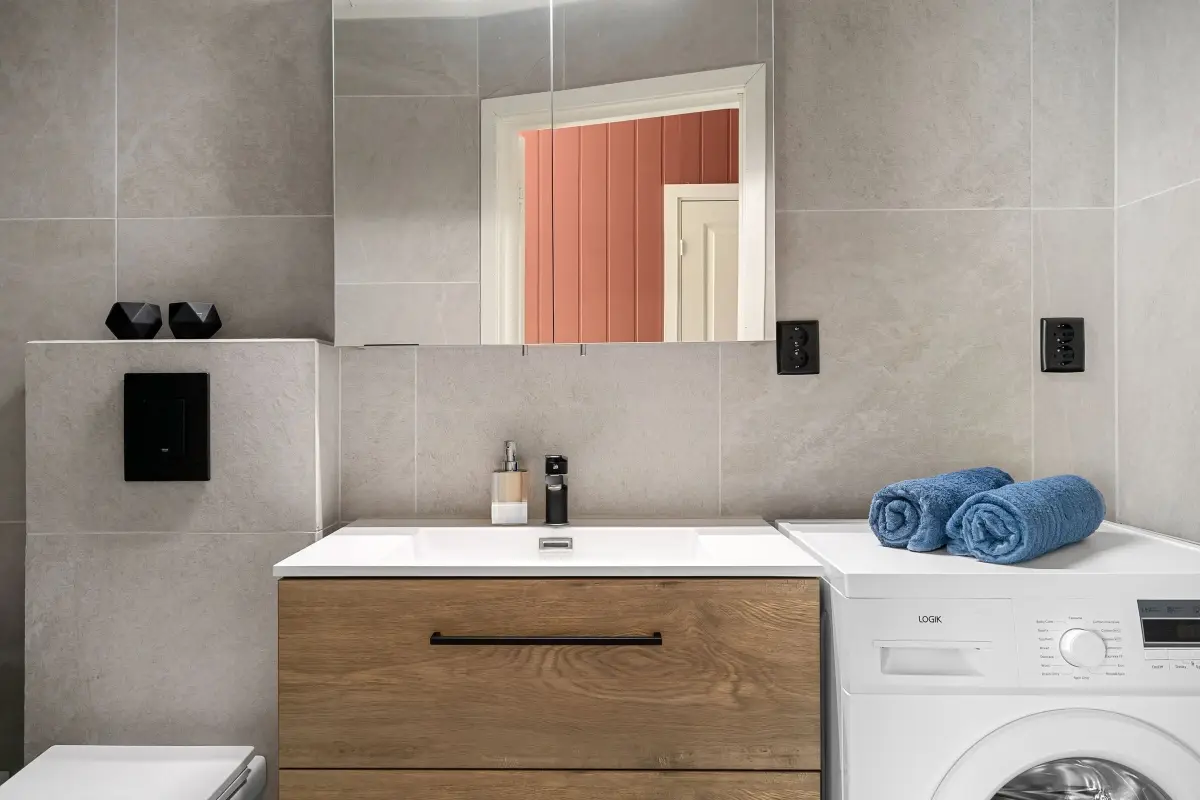 Meuble vasque suspendu en bois et plan blanc