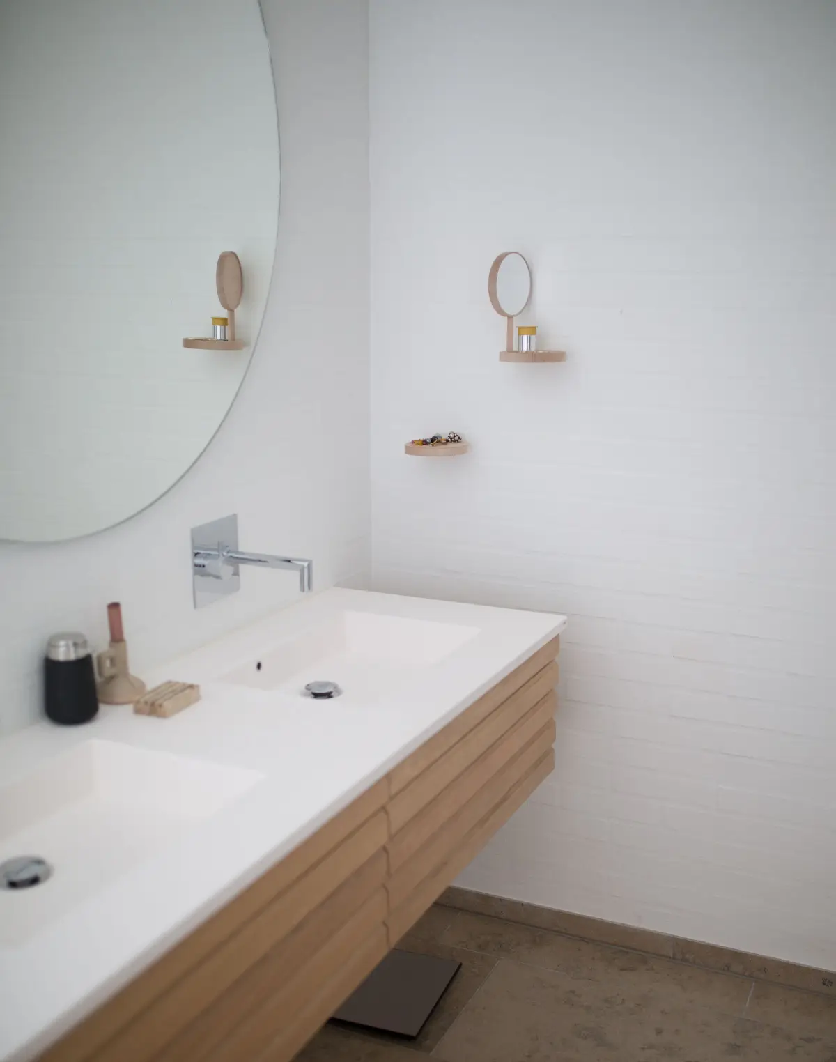 Plan vasque blanc sur meuble bois