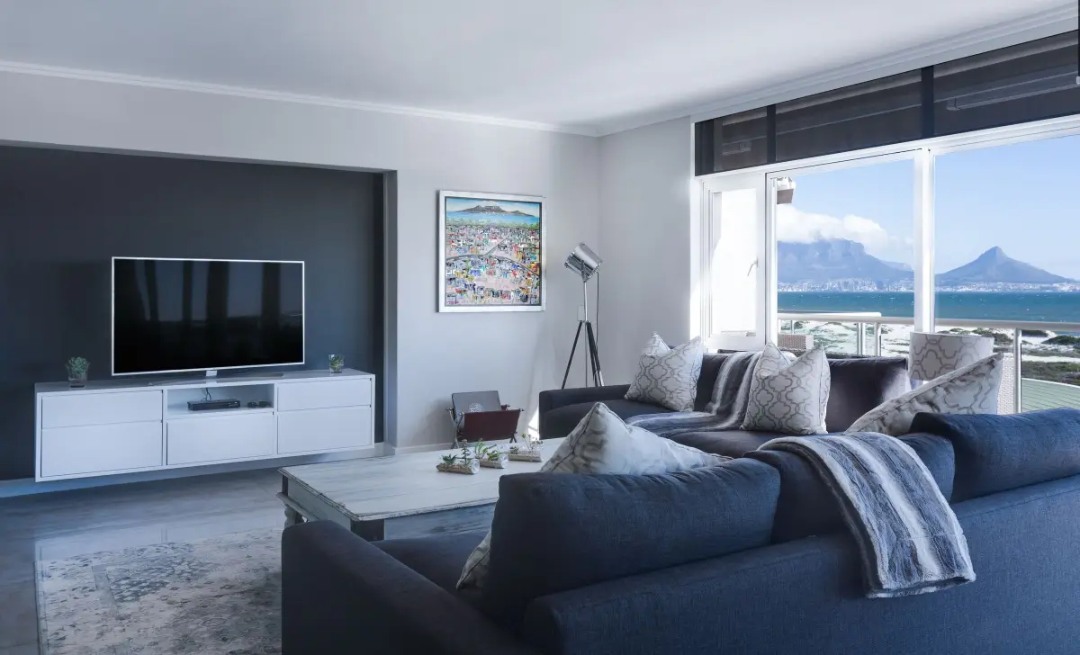 Salon moderne avec meuble TV blanc